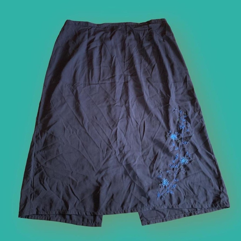 Navy maxi skirt w floral embroidery